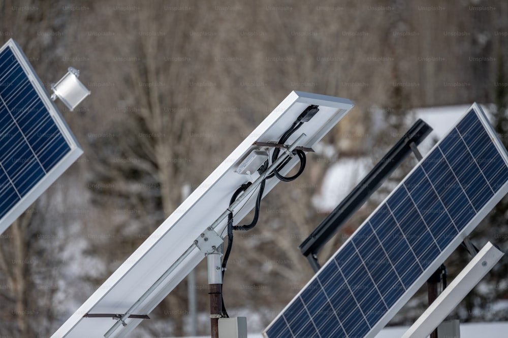 Un par de paneles solares sentados encima de un techo