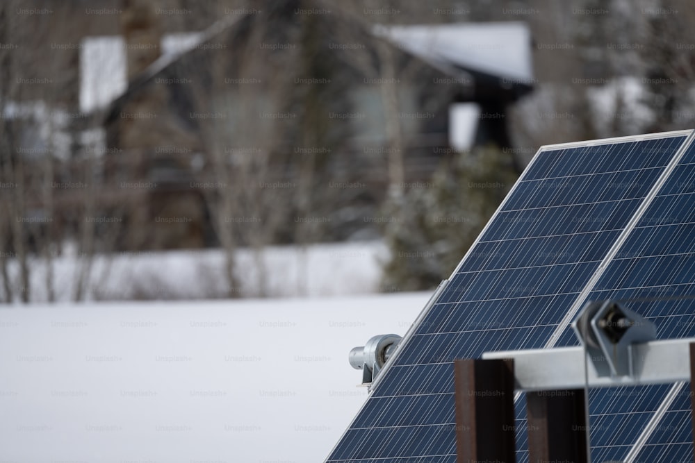un panneau solaire sur le toit d’une maison