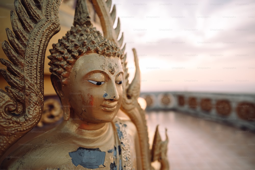 Un primer plano de una estatua de un Buda