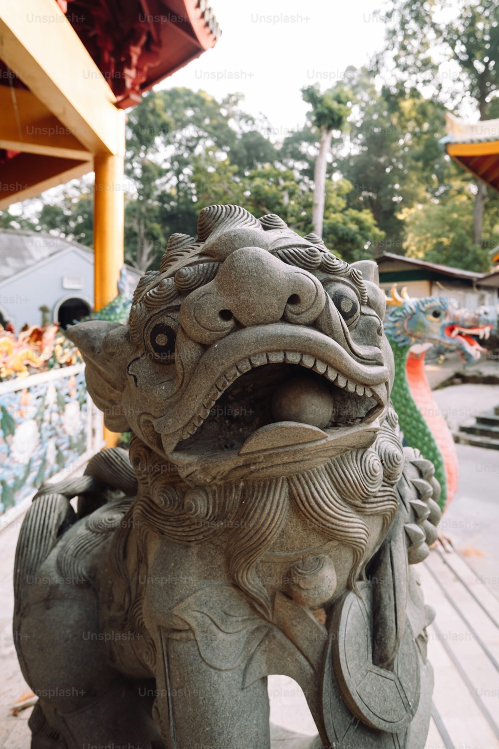 Una estatua de un dragón en un banco de madera