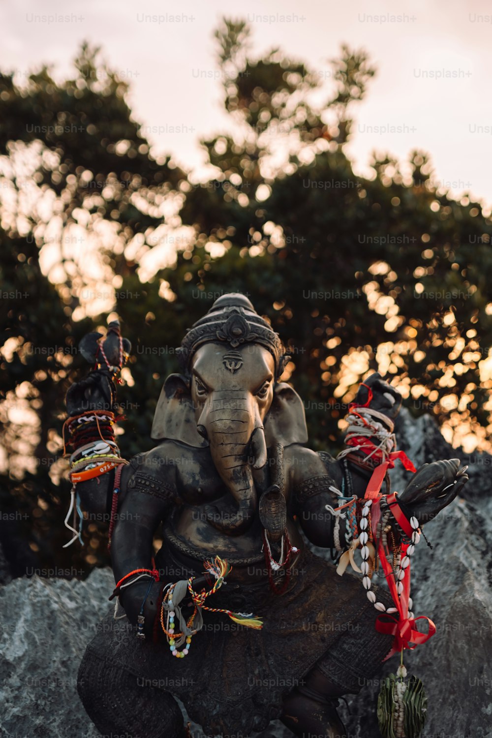 Una statua di un uomo che cavalca sul dorso di un elefante