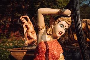 uma estátua de uma mulher em um vestido vermelho