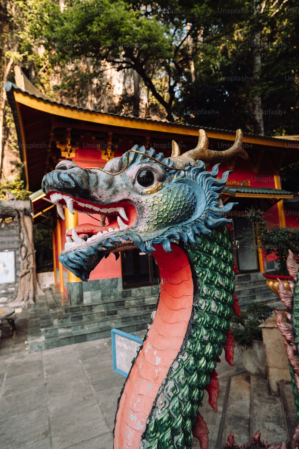 Una estatua de un dragón frente a un edificio