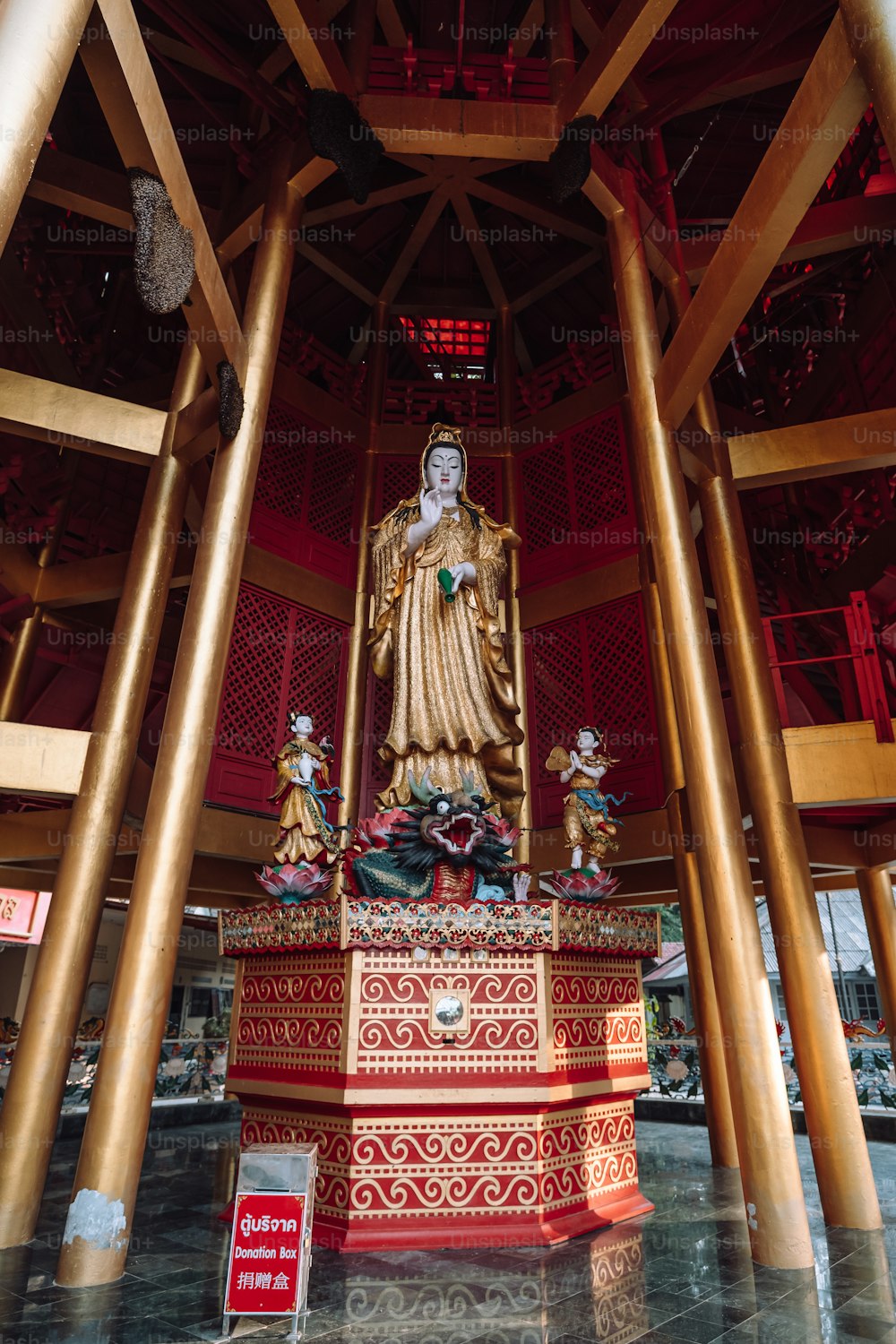Una estatua de un Buda en una habitación grande