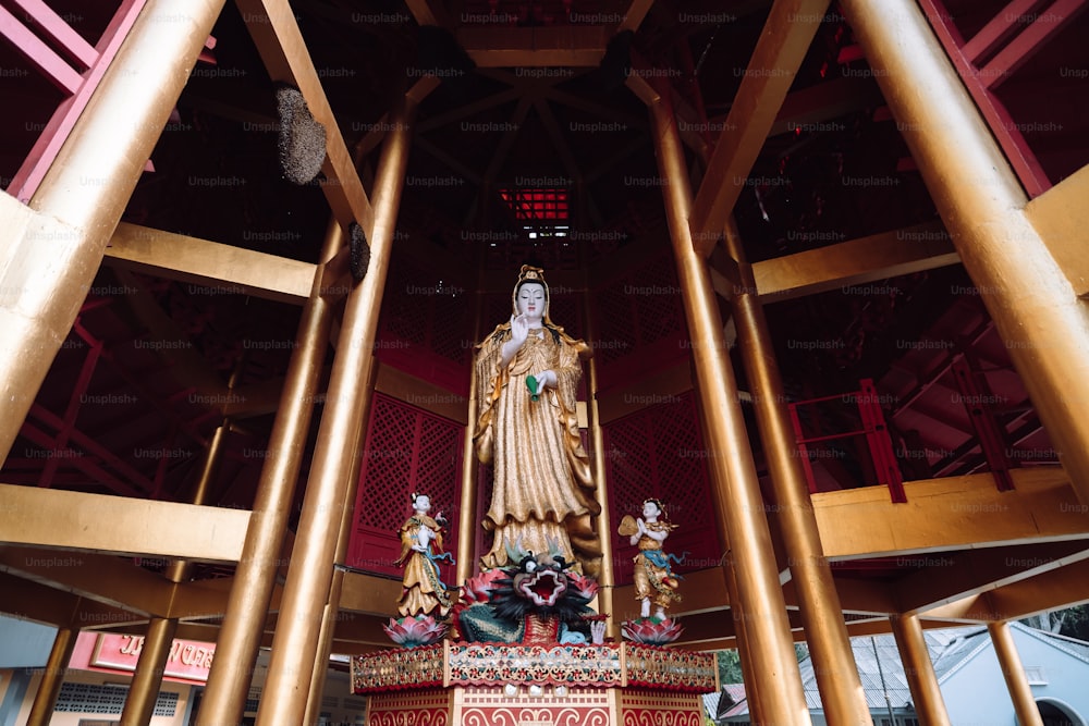 Una statua di Buddha circondata da pilastri d'oro