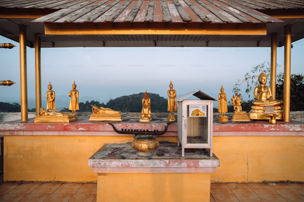 un petit sanctuaire surmonté de statues dorées