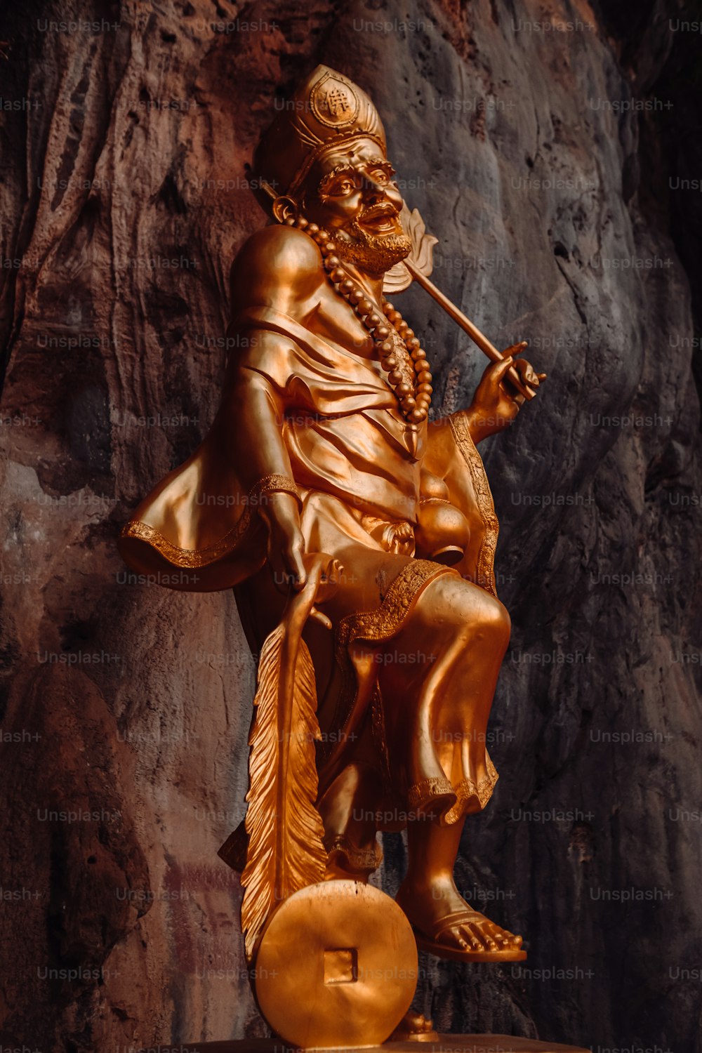 una statua di un uomo con una pipa in mano
