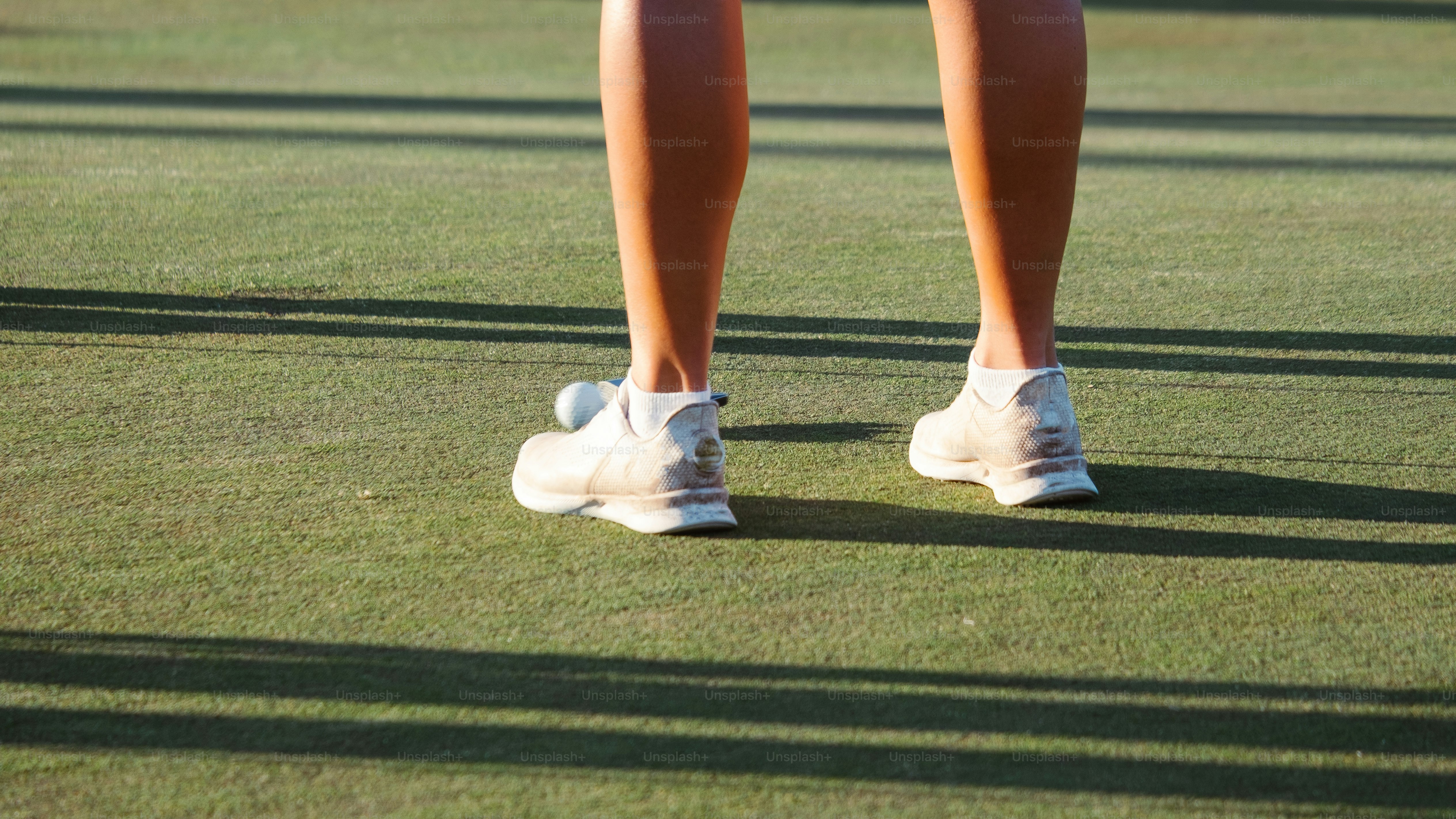 Eine Person, die auf einer grünen Wiese steht