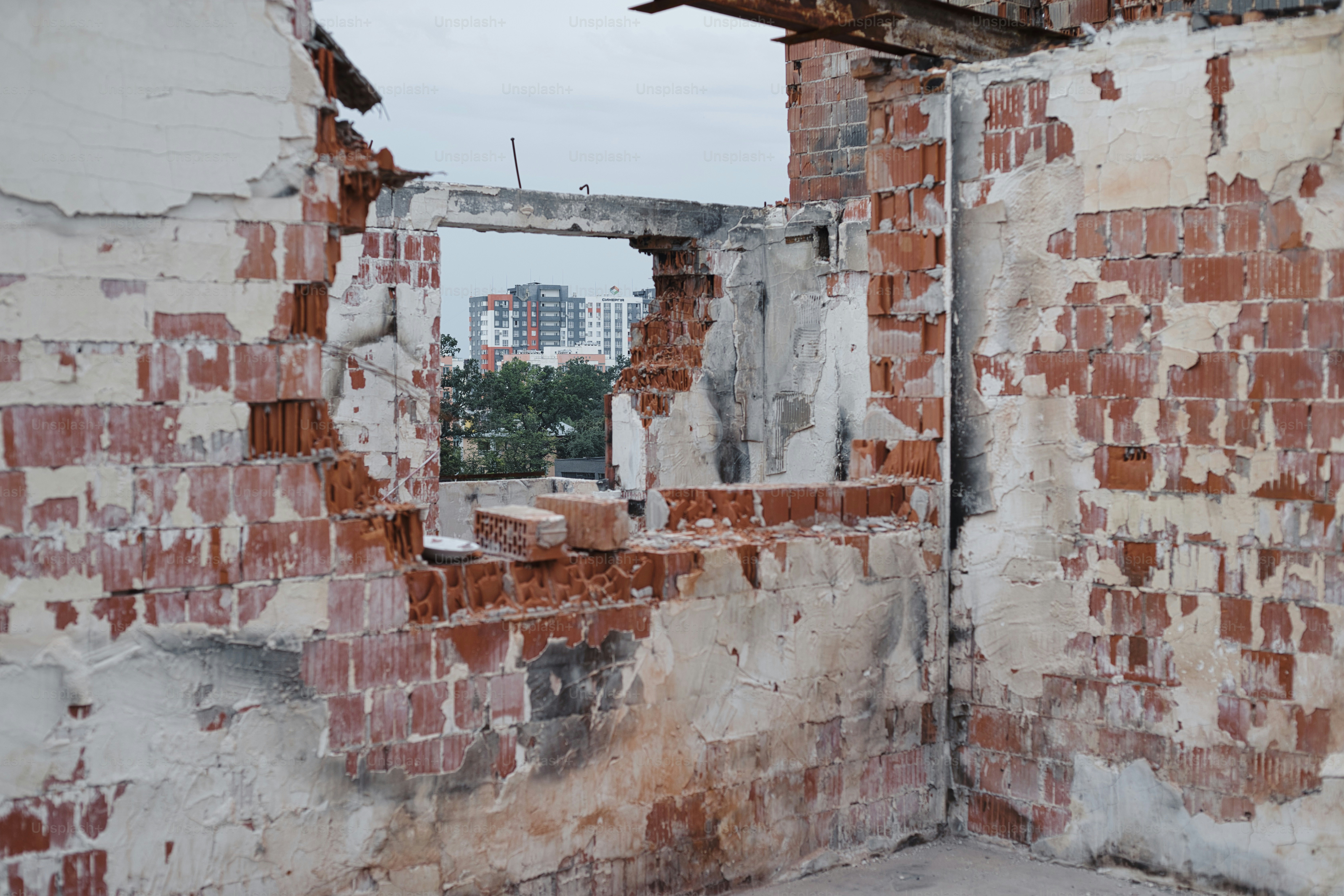 una pared de ladrillo con un agujero en el medio