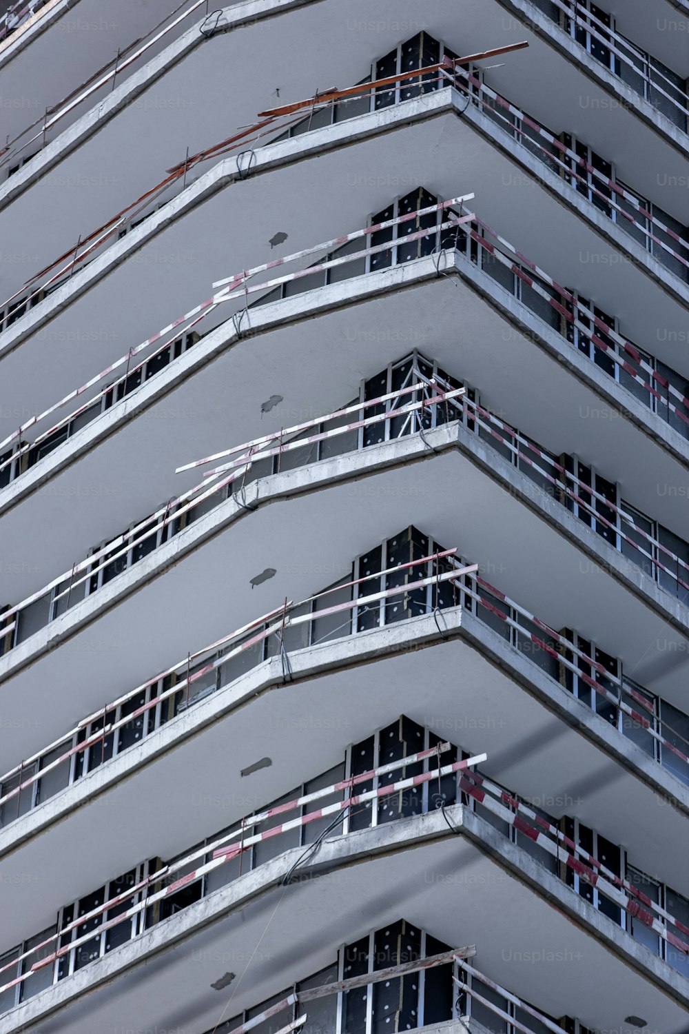 un edificio alto con balconi e balconi su ogni piano