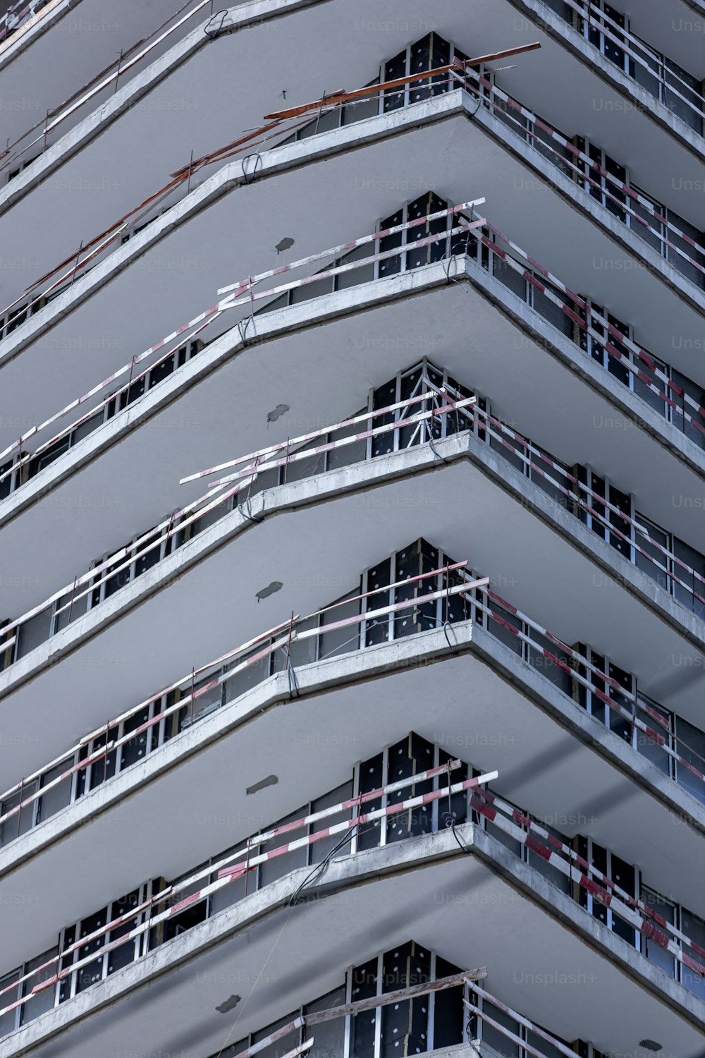 Un edificio alto con balcones y balcones en cada piso