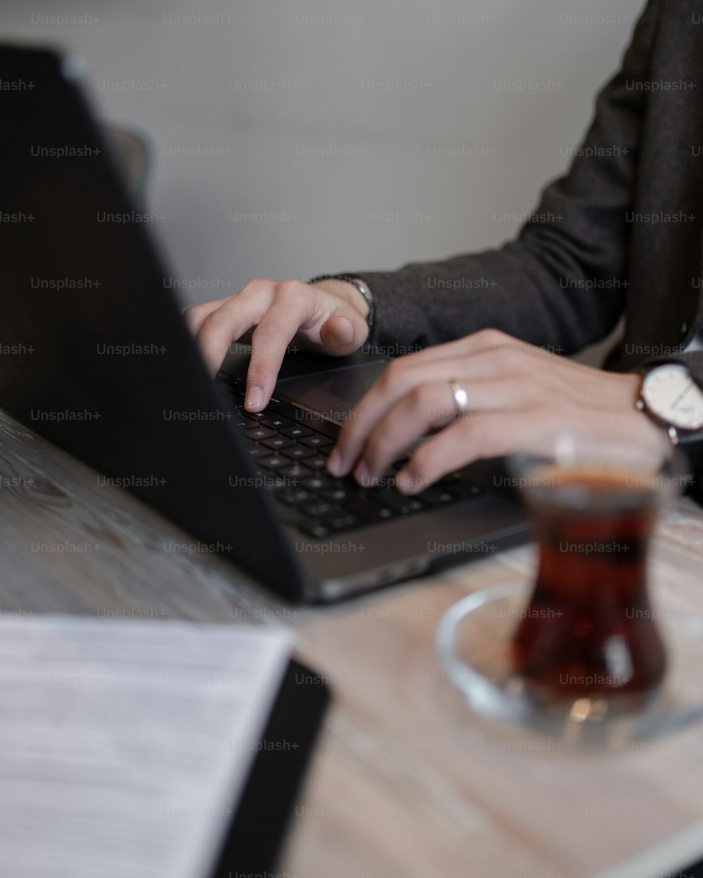 Una persona escribiendo en una computadora portátil en una mesa