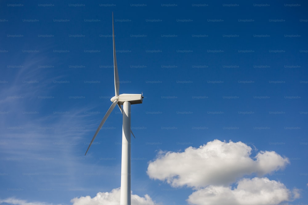 Una turbina eolica nel mezzo di un cielo blu