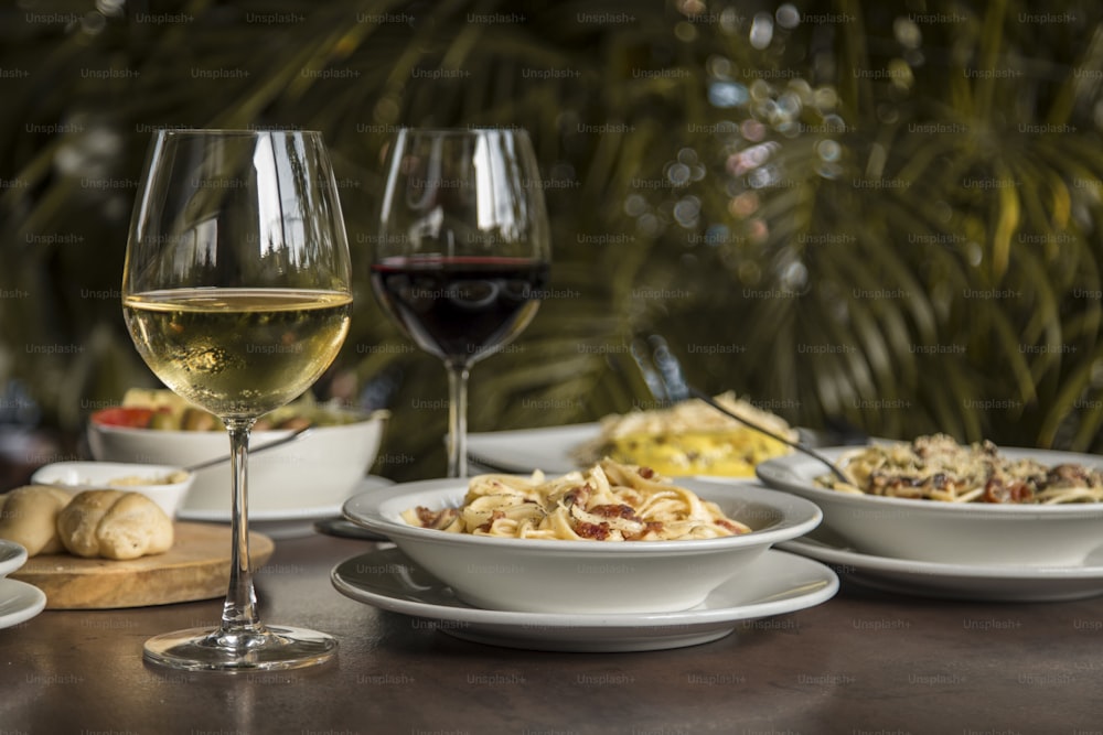 음식 접시와 와인 잔을 얹은 테이블