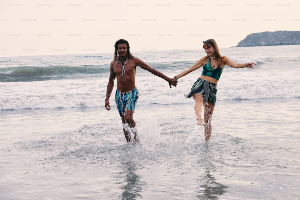 Ein Mann und eine Frau gehen im Wasser spazieren