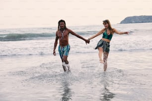 Un homme et une femme marchent dans l’eau