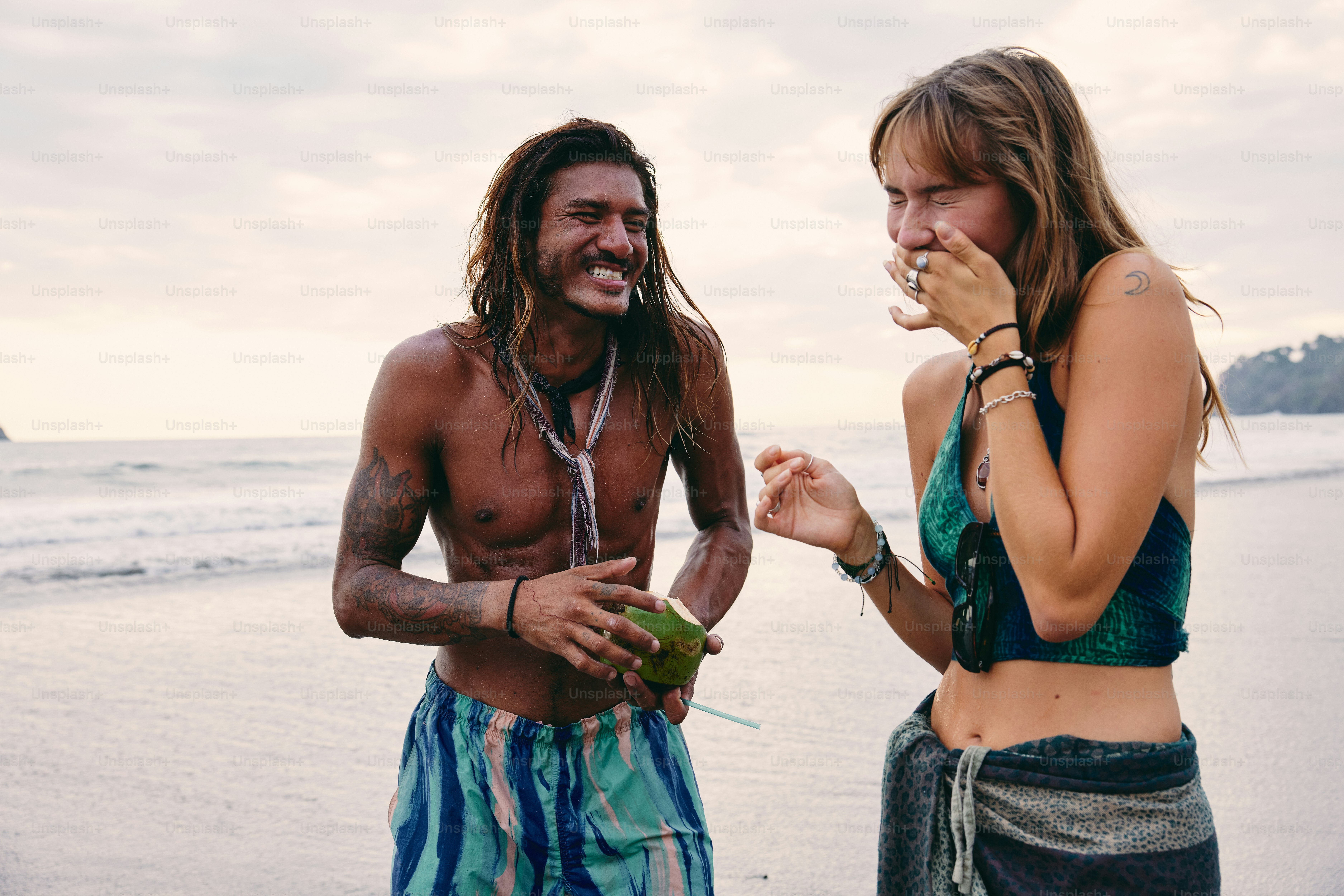 Un homme et une femme debout sur une plage