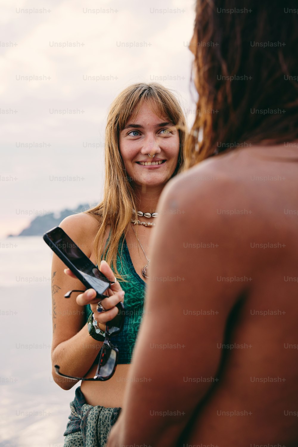 Una mujer está mirando su teléfono celular
