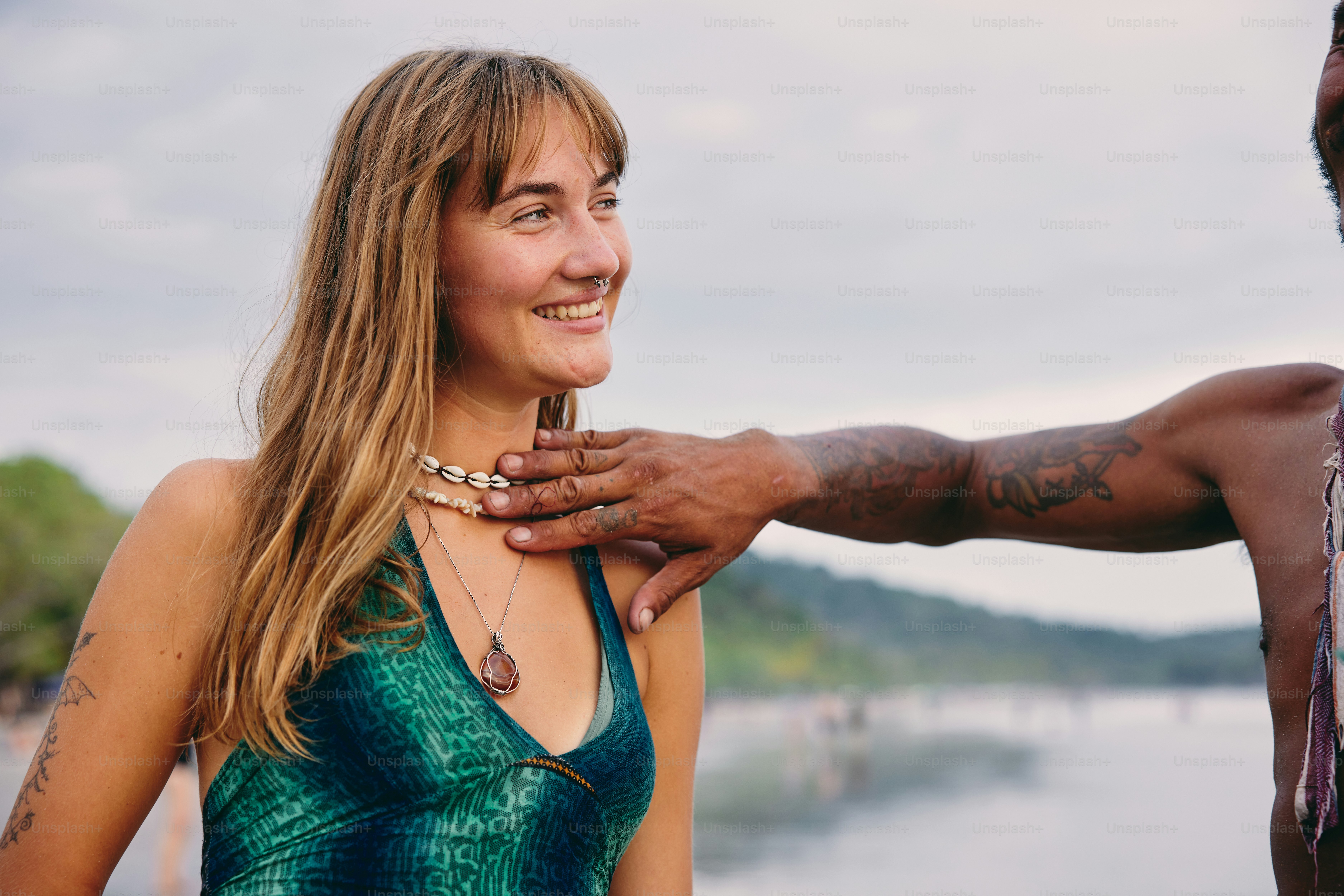 Un uomo che tiene la mano di una donna vicino a uno specchio d'acqua