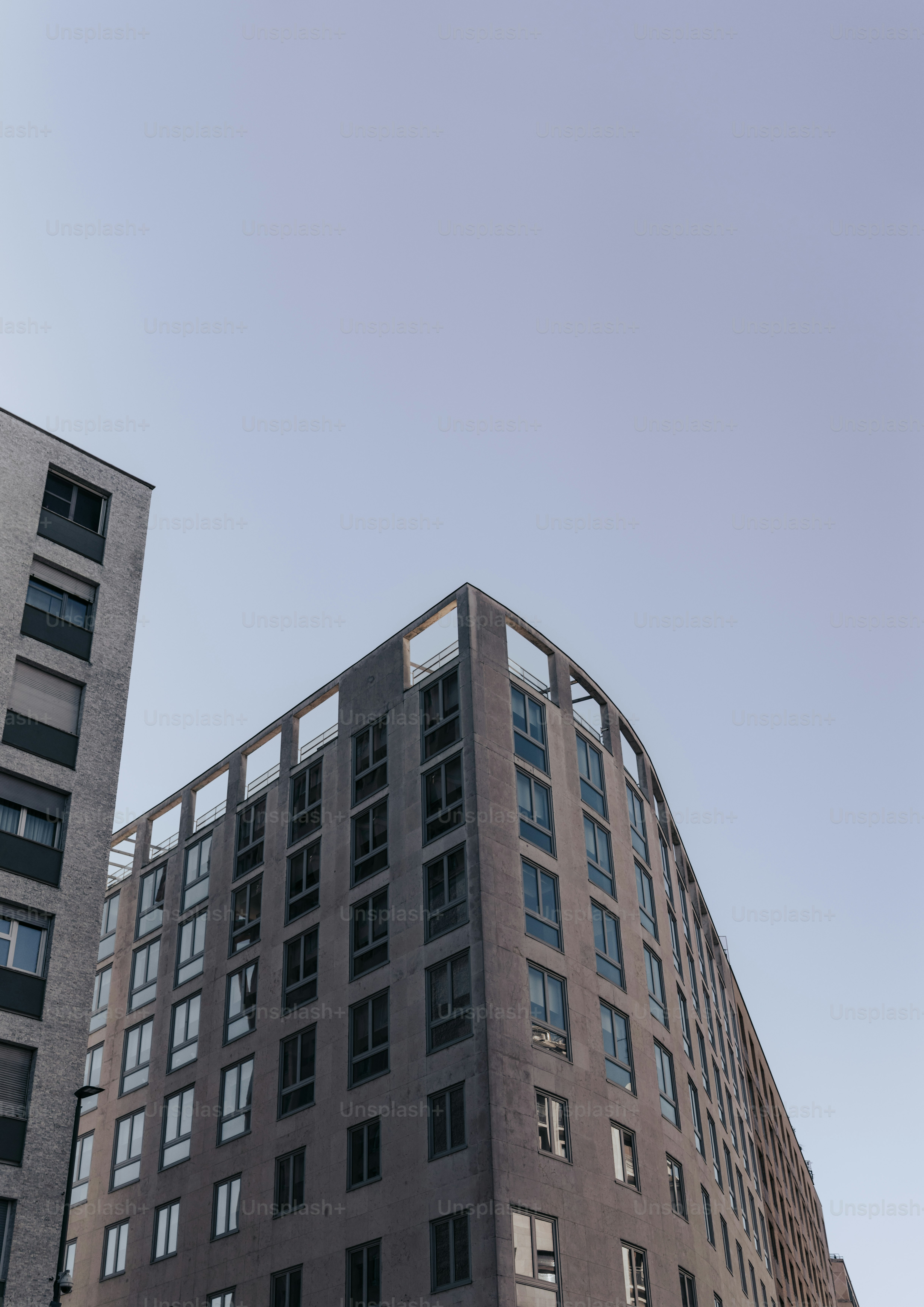 Un très grand bâtiment avec beaucoup de fenêtres