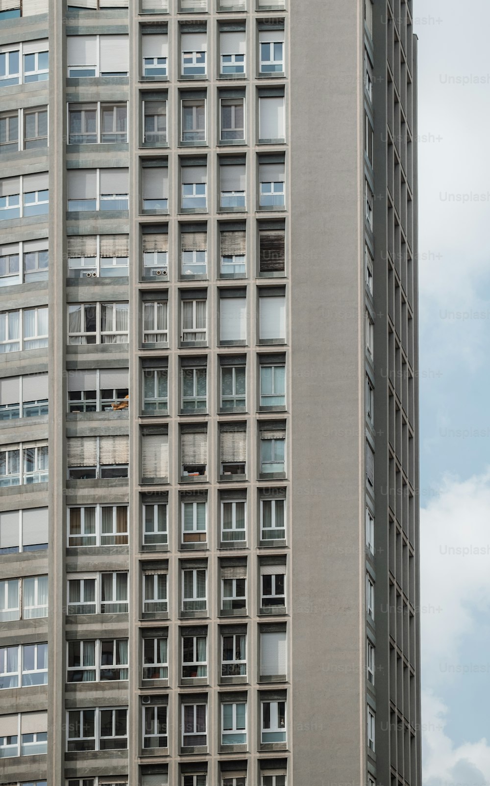 um edifício alto com muitas janelas e varandas