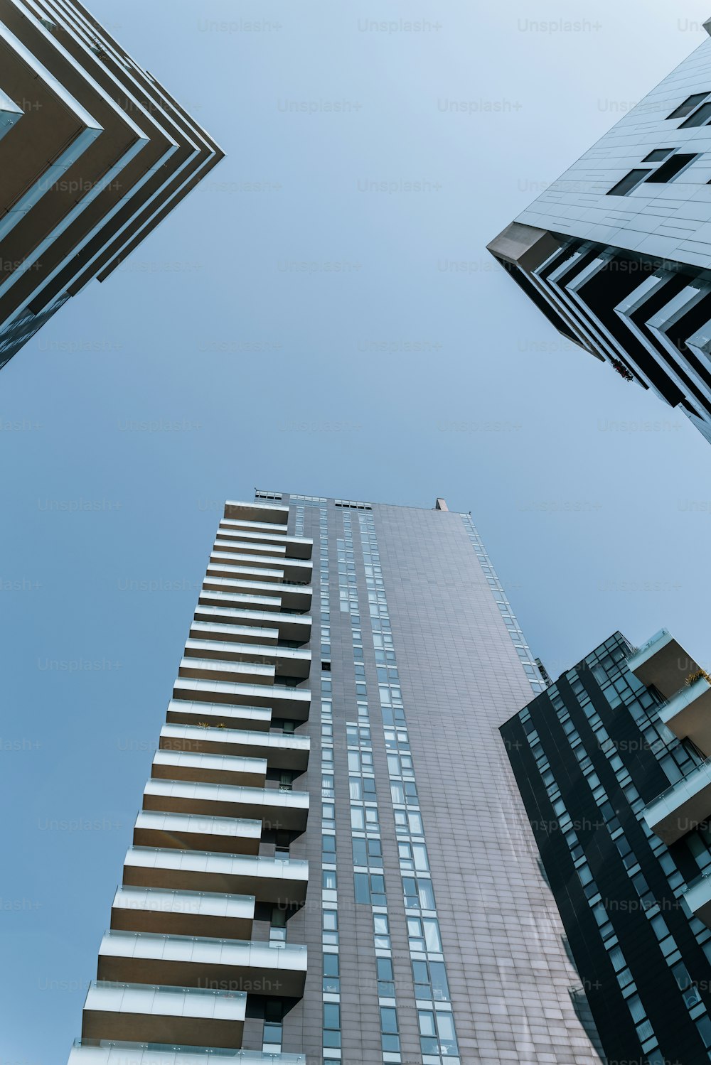 Mirando hacia arriba a los edificios altos de una ciudad