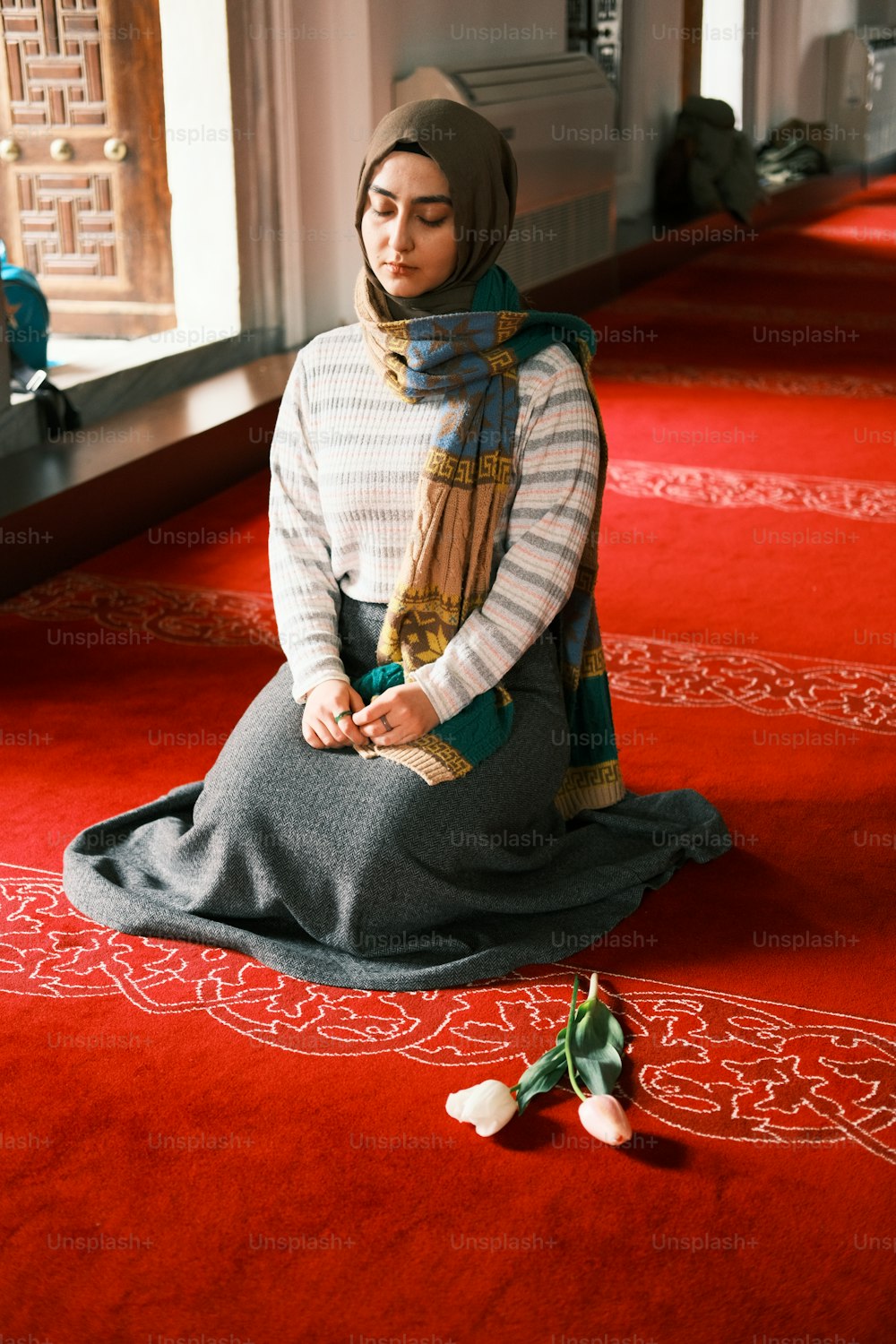Una mujer sentada en el suelo en una habitación