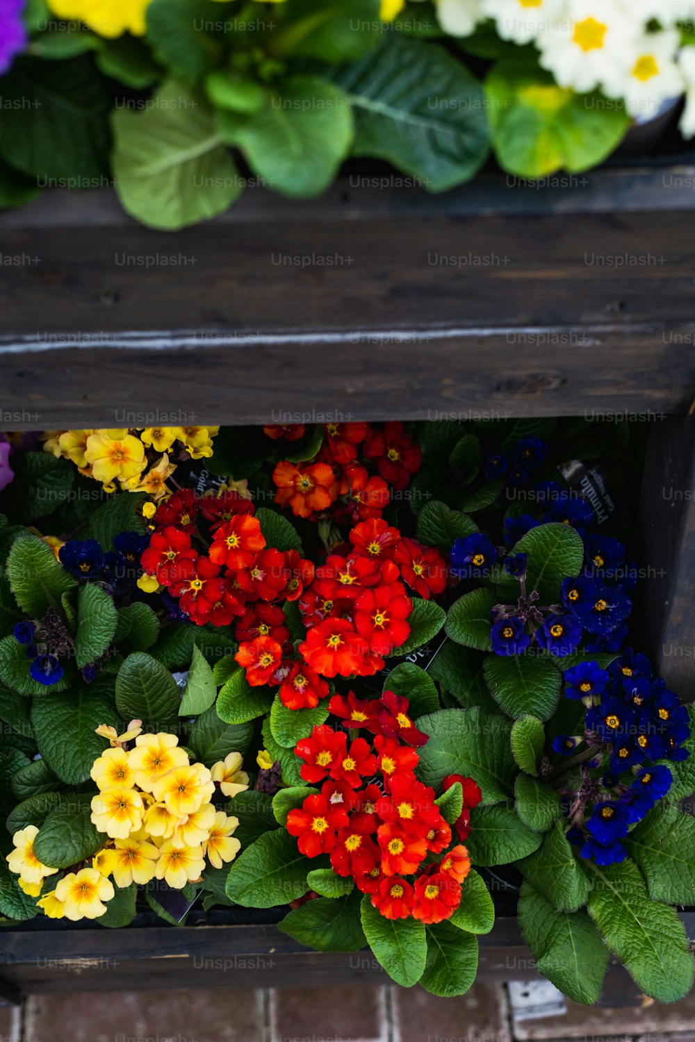 un bouquet de fleurs qui sont dans une boîte en bois
