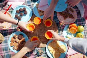 um grupo de pessoas sentadas ao redor de uma mesa com pratos de comida