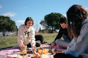 Un gruppo di persone sedute attorno a un tavolo da picnic