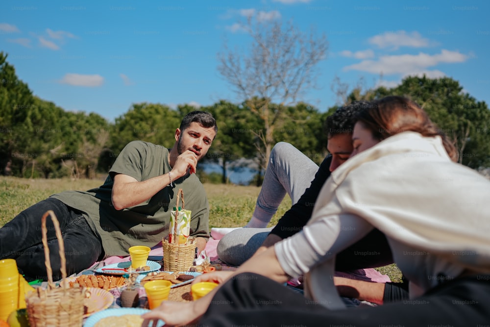 Un gruppo di persone sedute attorno a un tavolo da picnic