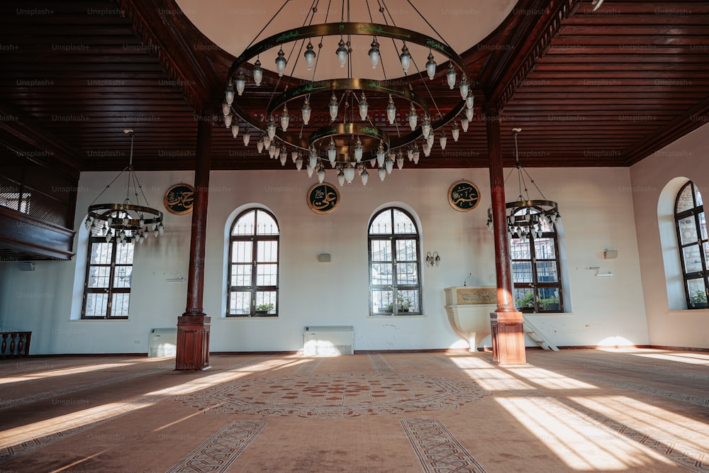 Una habitación grande con una lámpara de araña colgando del techo