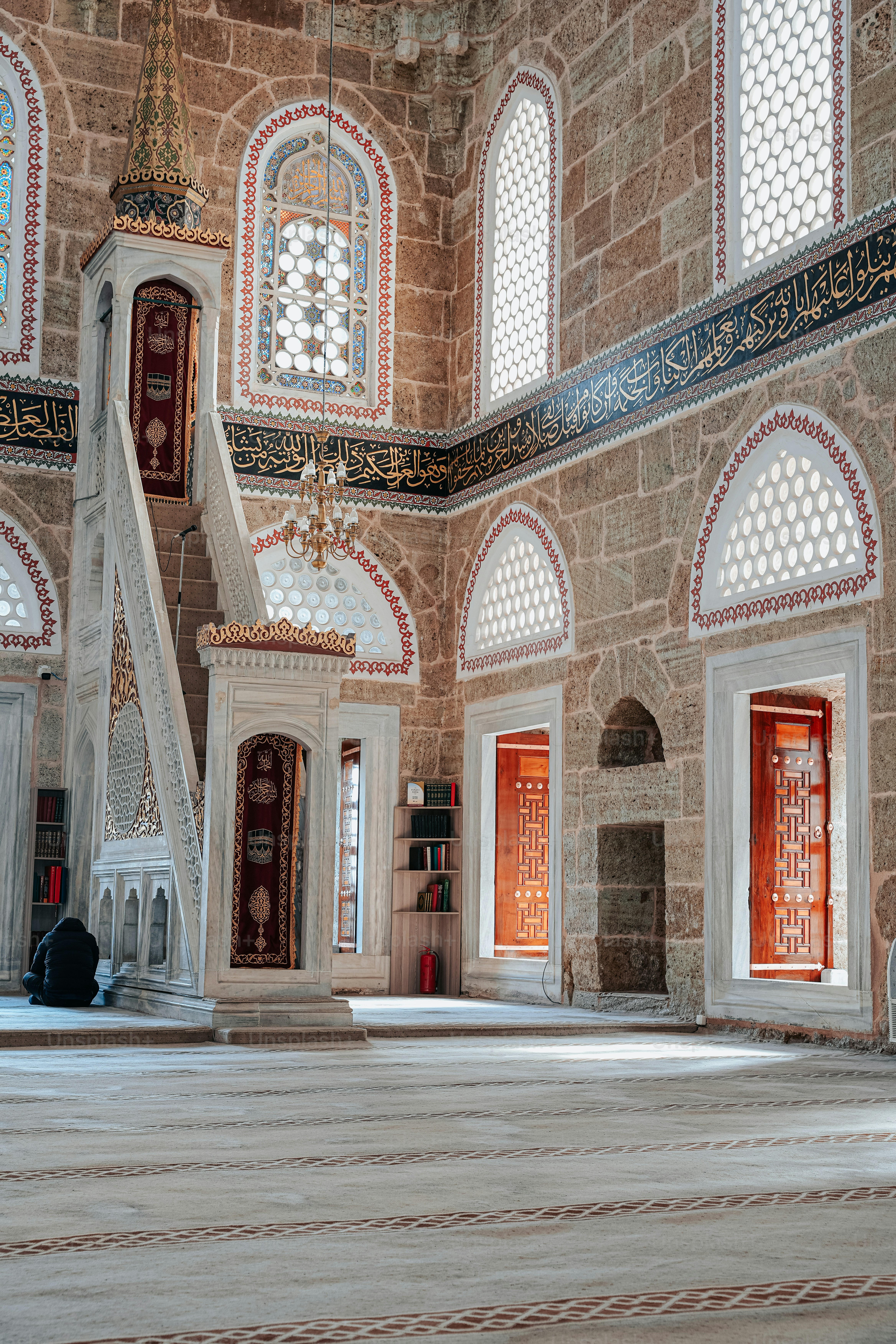 uma sala grande com uma escada e janelas