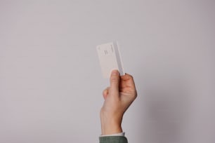 uma pessoa segurando um cartão branco na mão