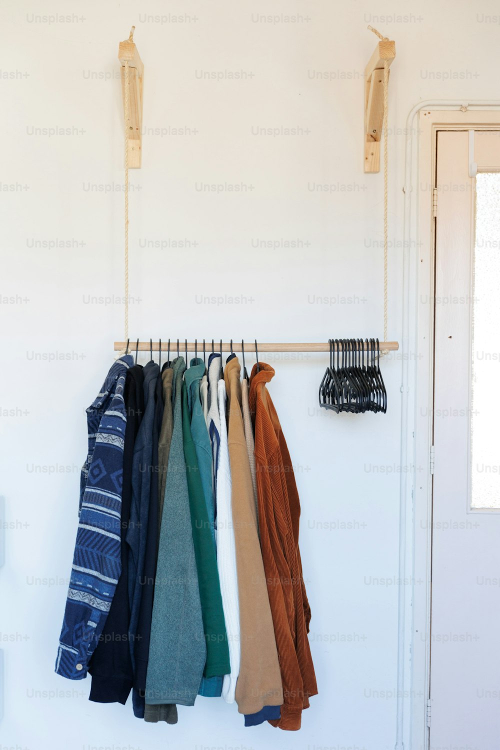 Un estante de ropa colgado en una pared