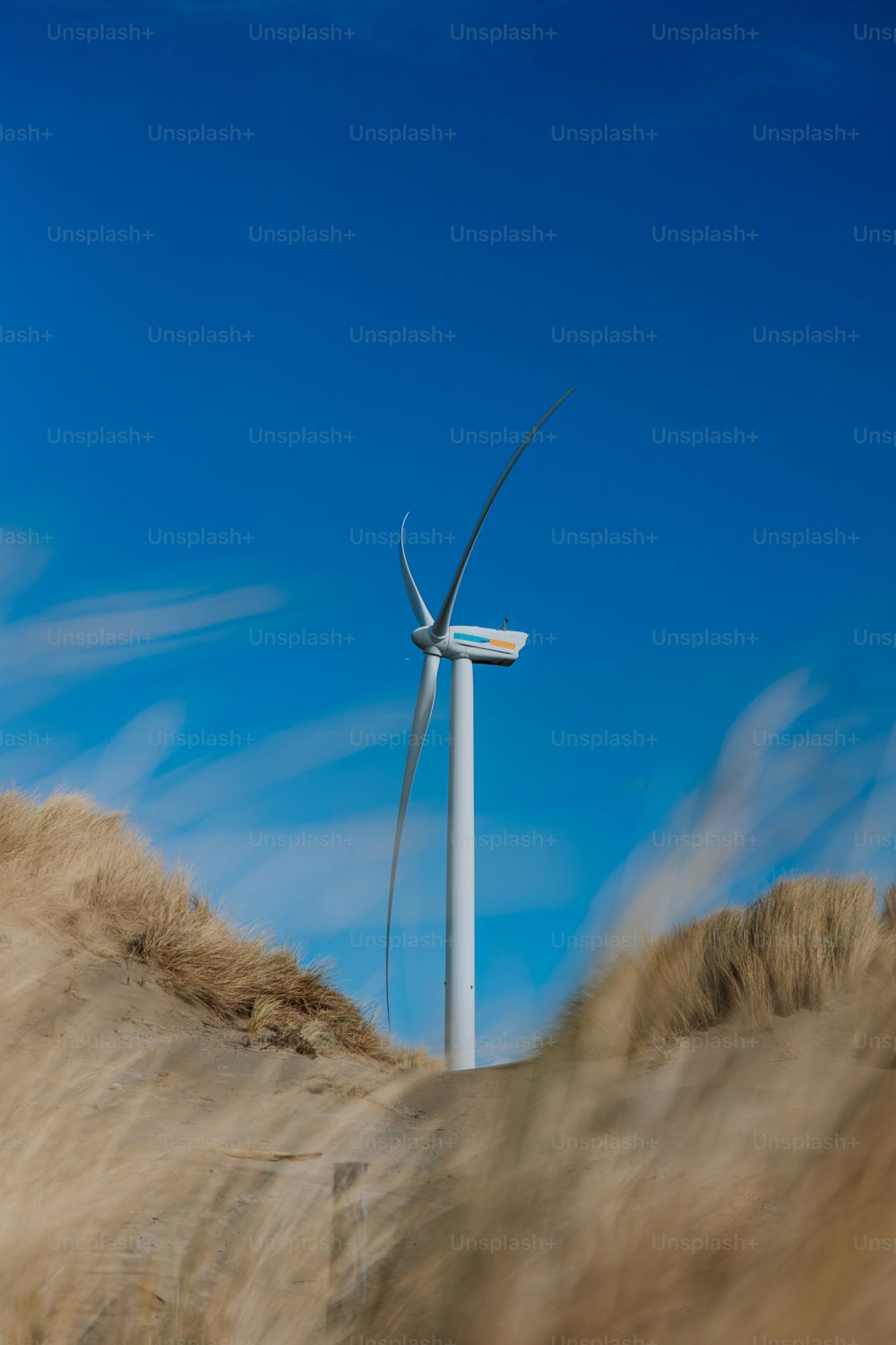 Una turbina eólica en medio de un campo