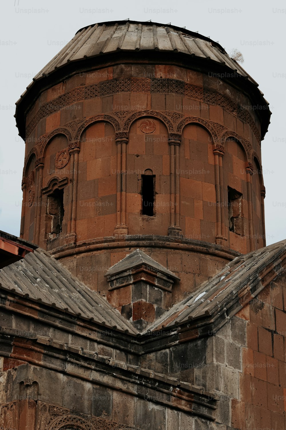 Un antiguo edificio de ladrillo con una torre del reloj