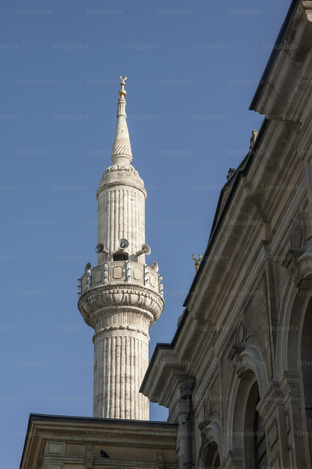 uma torre branca alta com um relógio de lado