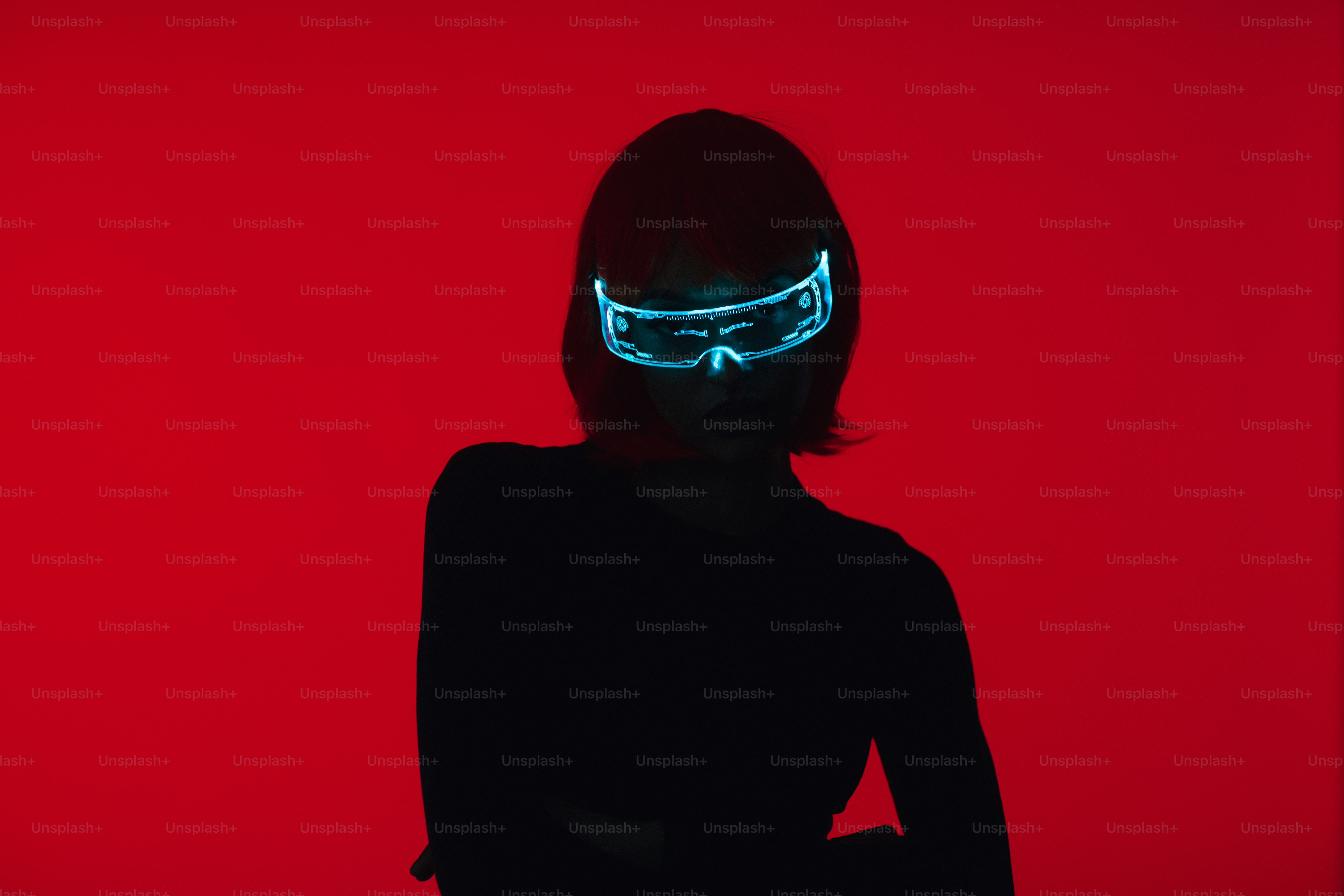 Seorang wanita dengan gaun hitam dengan topeng neon