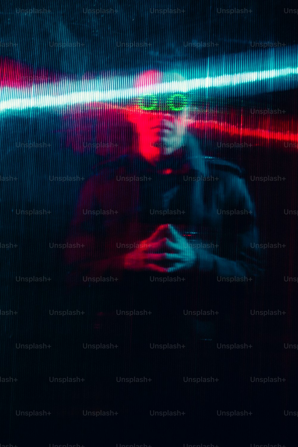 Un hombre en una habitación oscura con una luz roja y verde