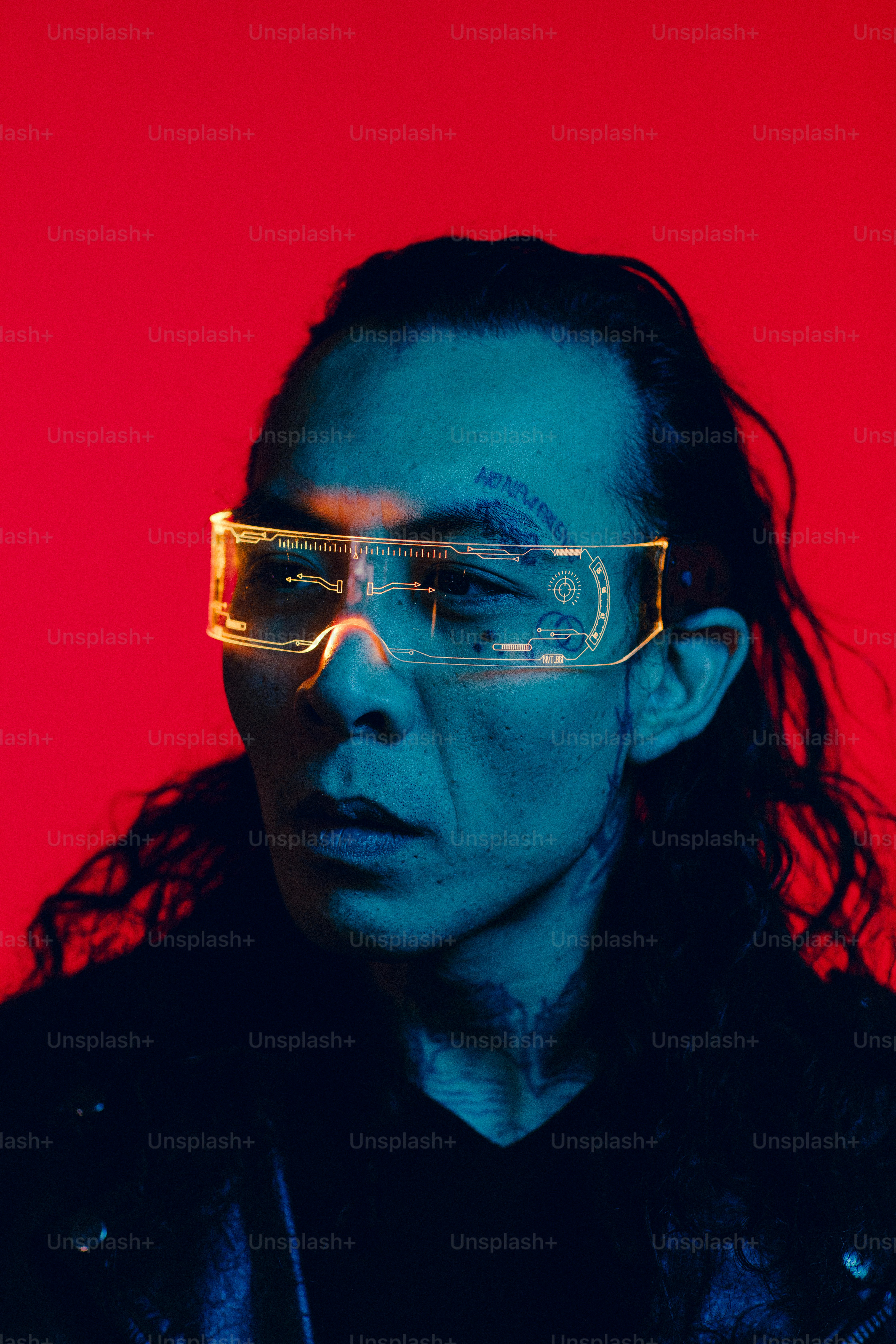 赤い背景の眼鏡をかけた女性