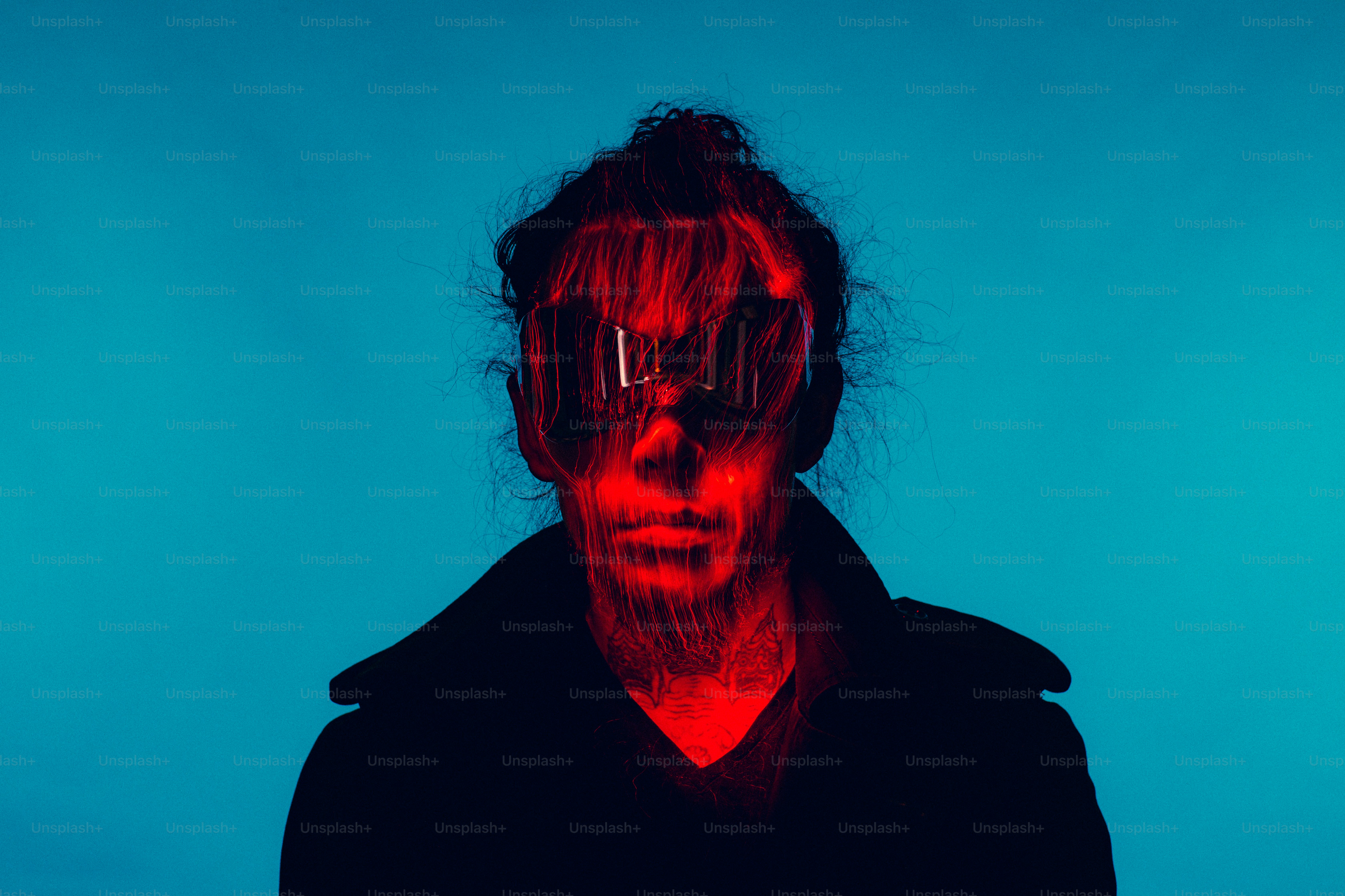 Un uomo con gli occhiali e una luce rossa sul viso