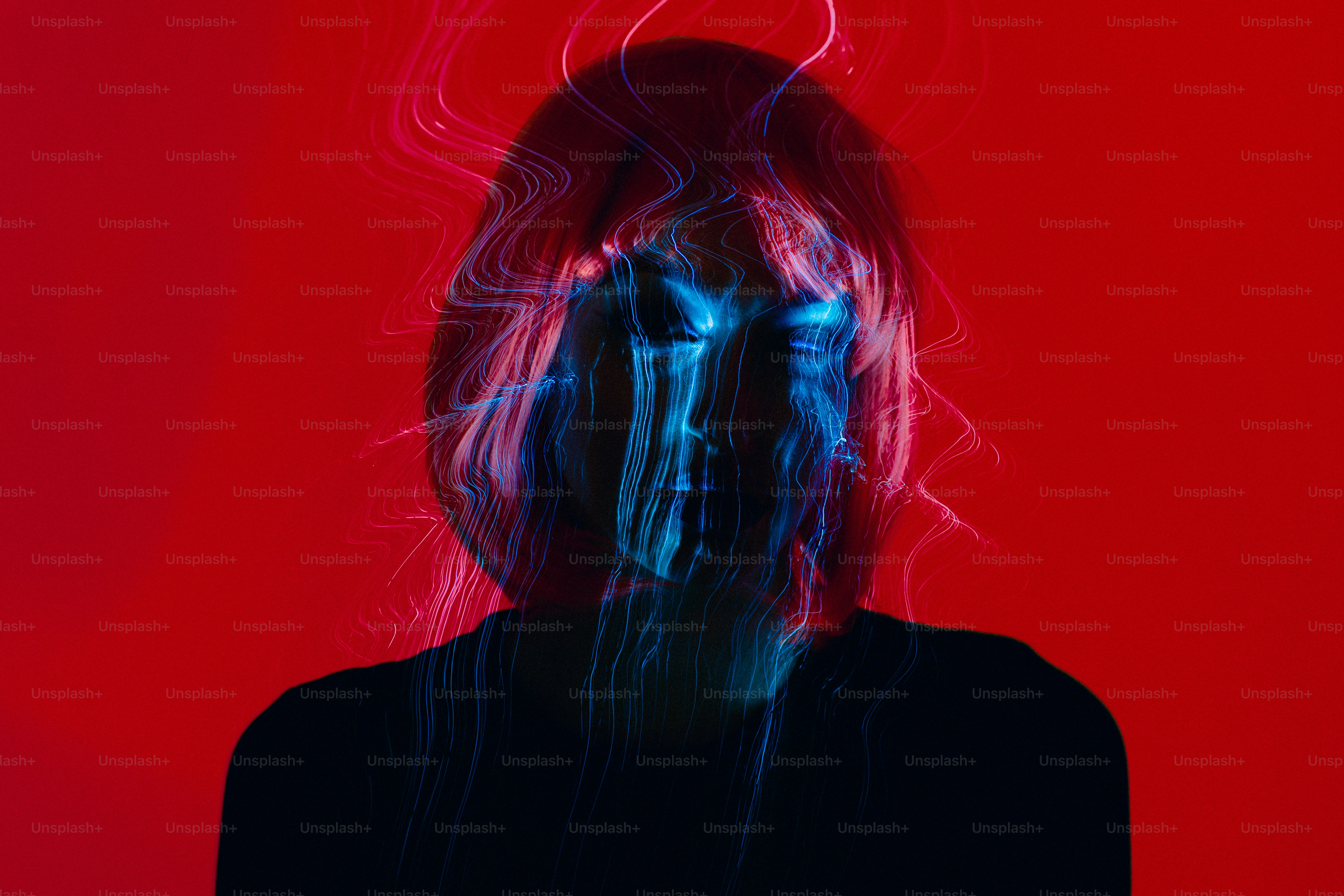 Le visage d’une femme est représenté avec un fond rouge