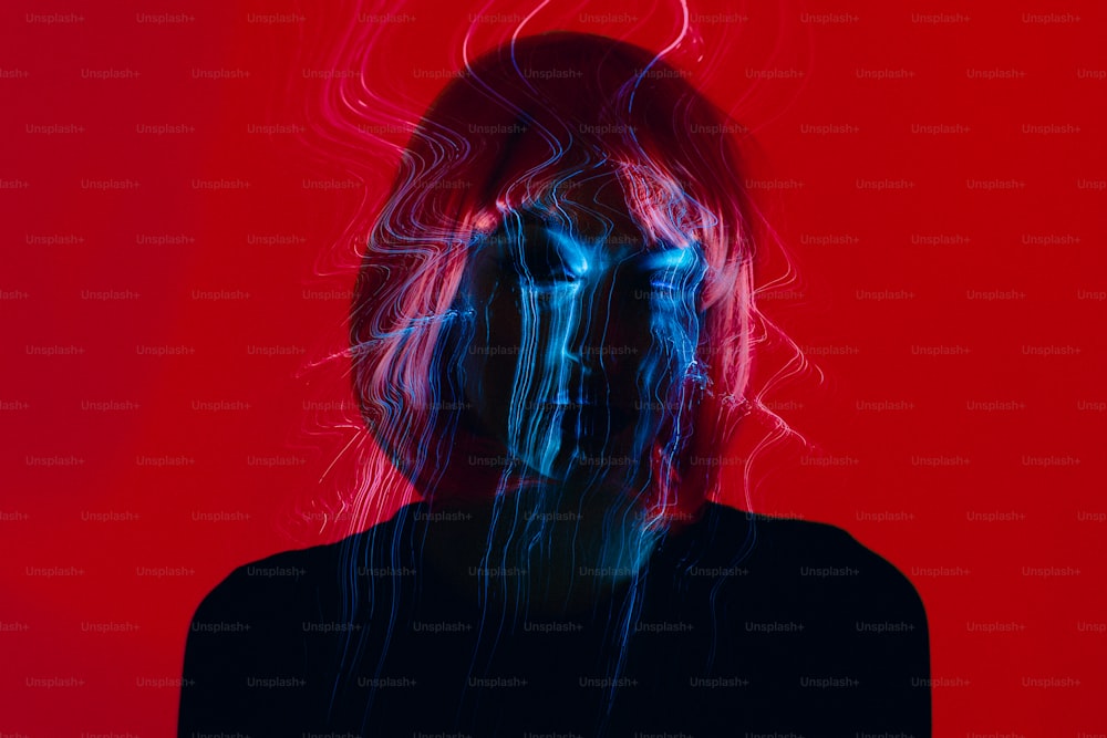 Il volto di una donna è mostrato con uno sfondo rosso