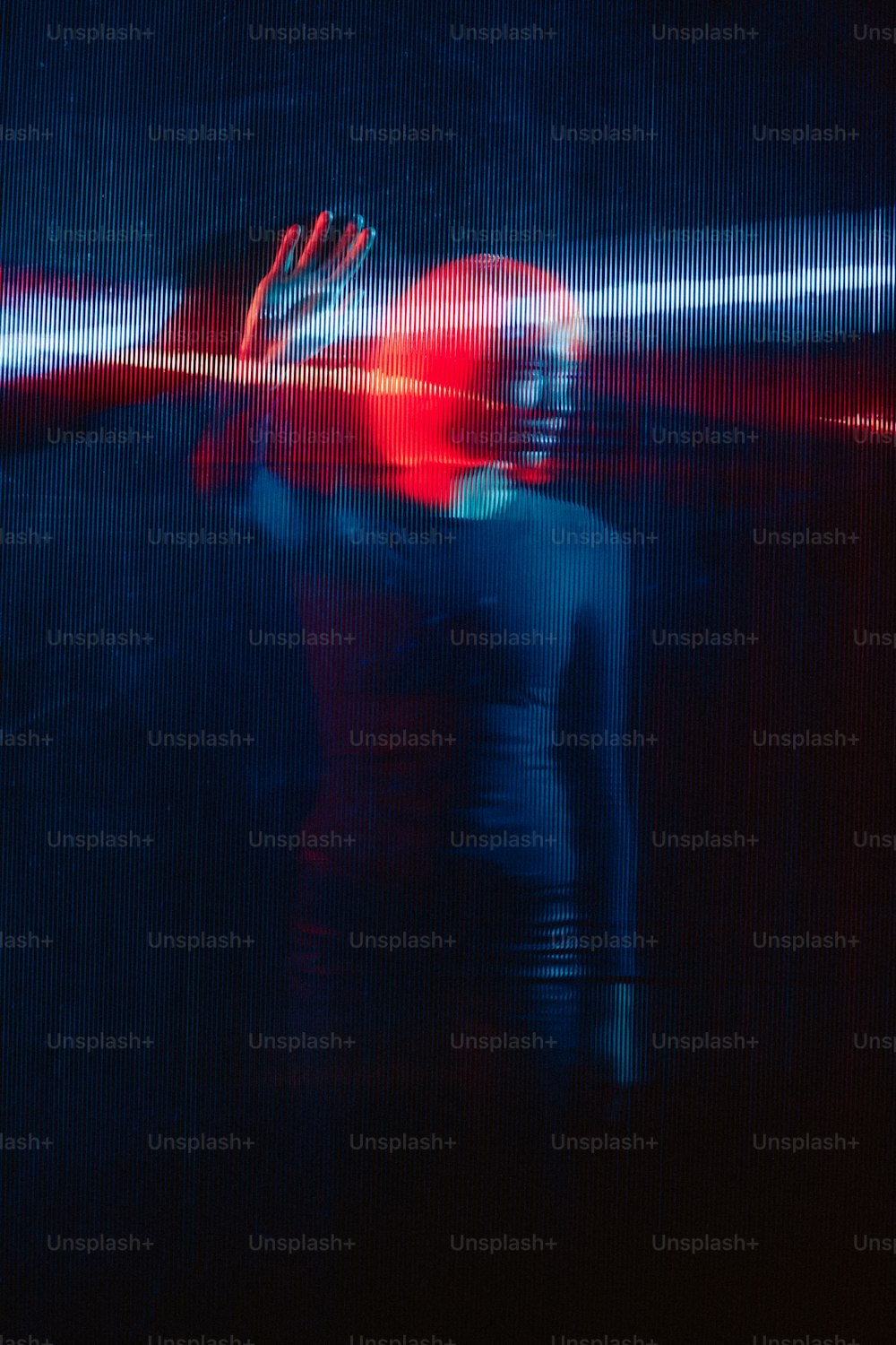 uma imagem borrada de uma mulher com um capacete vermelho