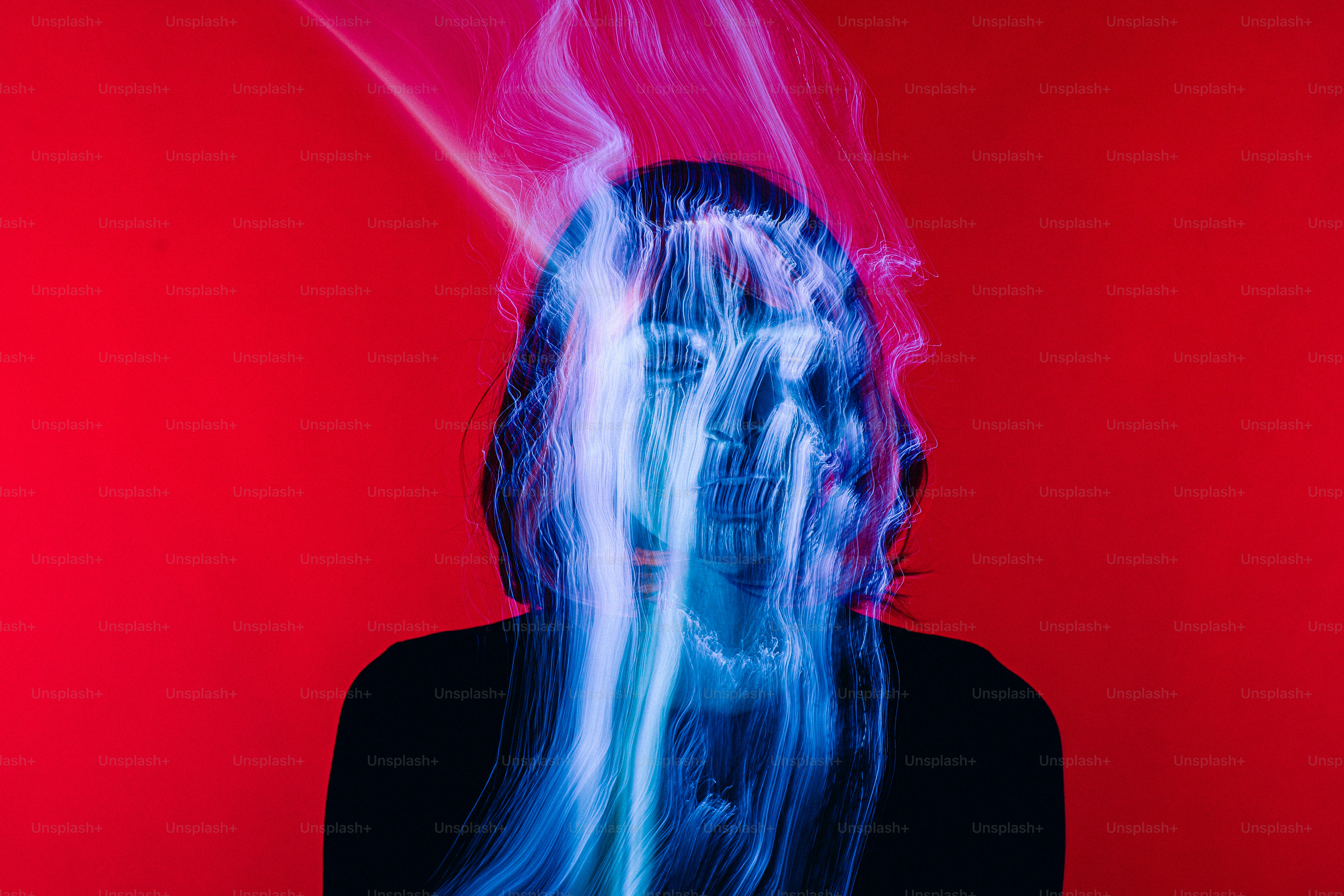Il volto di una donna è mostrato con fumo blu e rosa che esce da lei