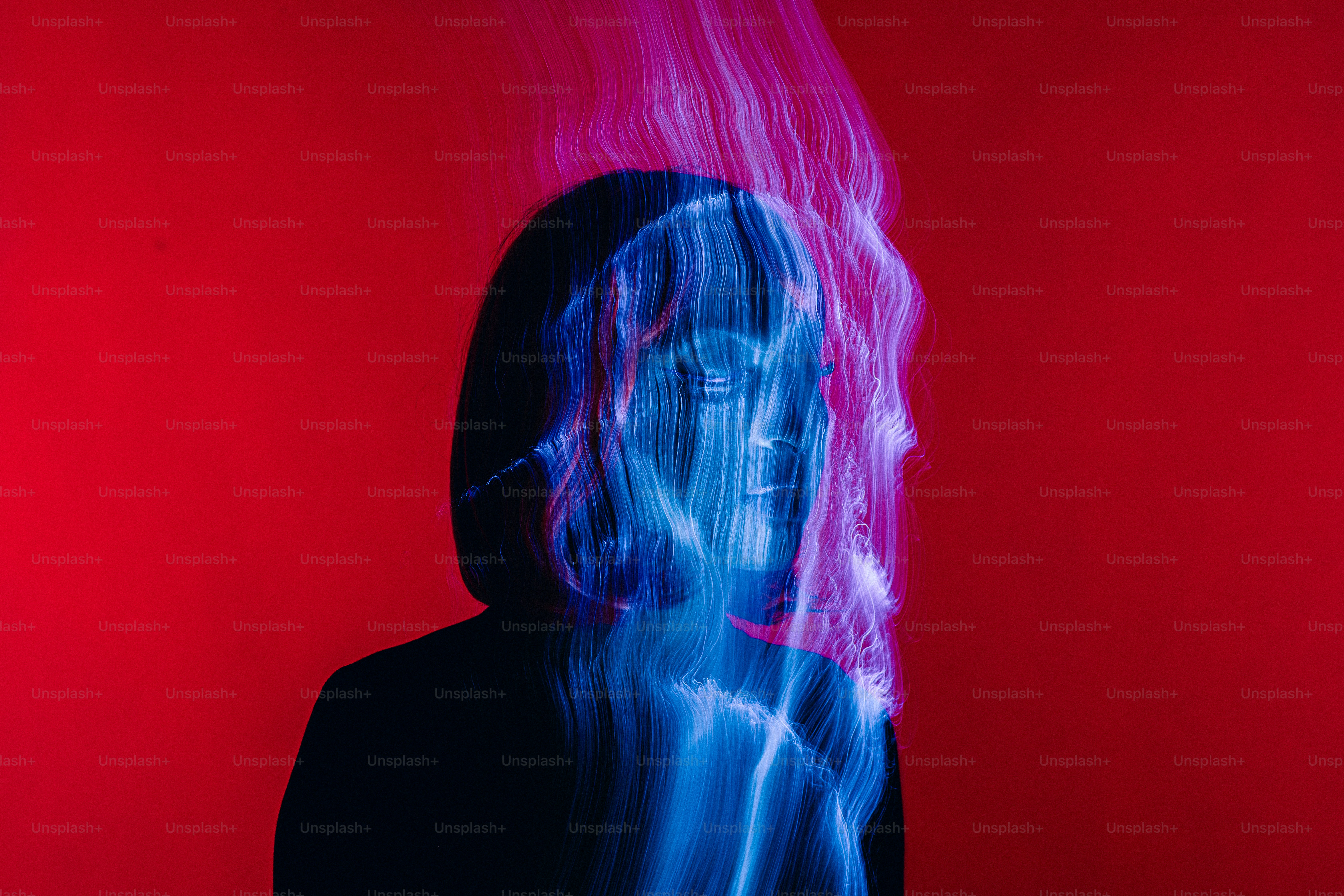 Il volto di una donna è mostrato con uno sfondo rosso