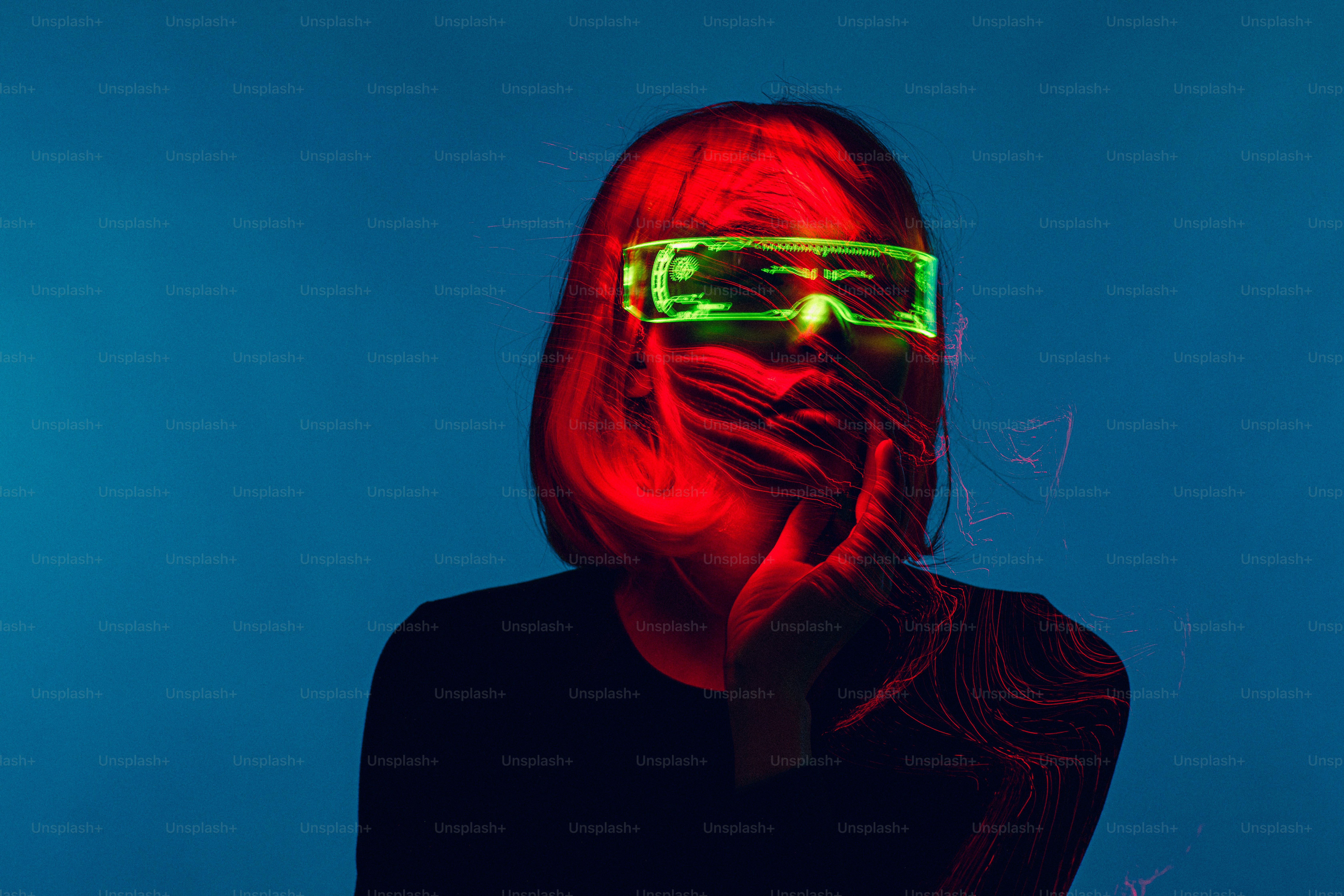 Une femme avec des lunettes néon sur le visage