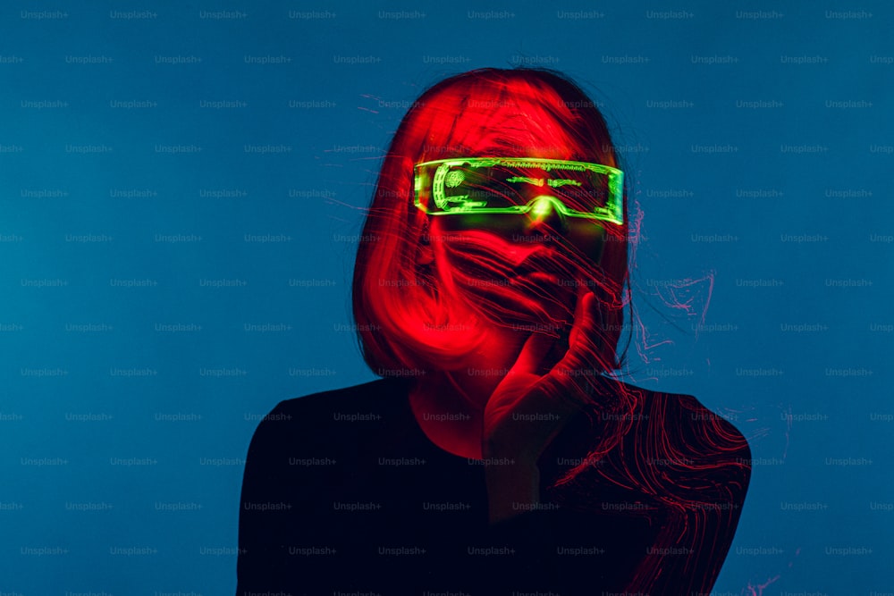 Una donna con gli occhiali al neon sul suo viso