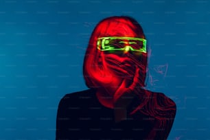 Une femme avec des lunettes néon sur le visage